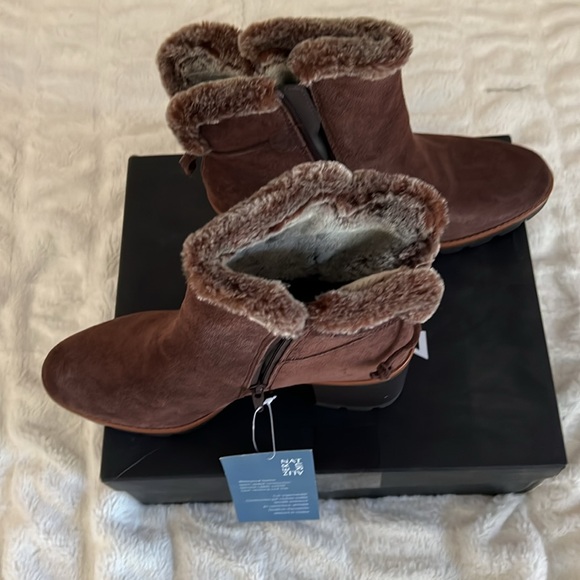 New In Box 9.5 M chocolate Suede Boots Naturalizer - Picture 5 of 9